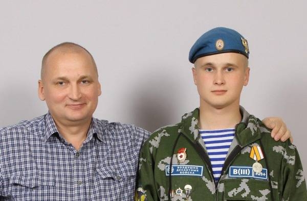 Отец десантника, потерявшего ногу на границе с Украиной, гордится сыно