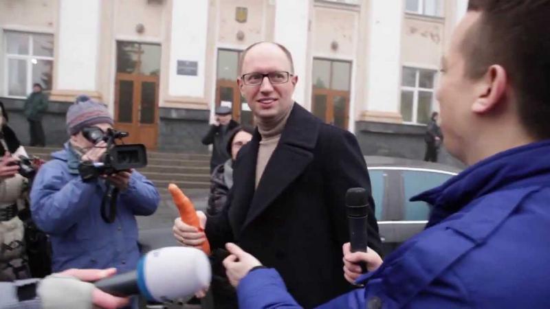 Арсению Петровичу Яценюку Дурнев подарил морковку! Как символ власти.