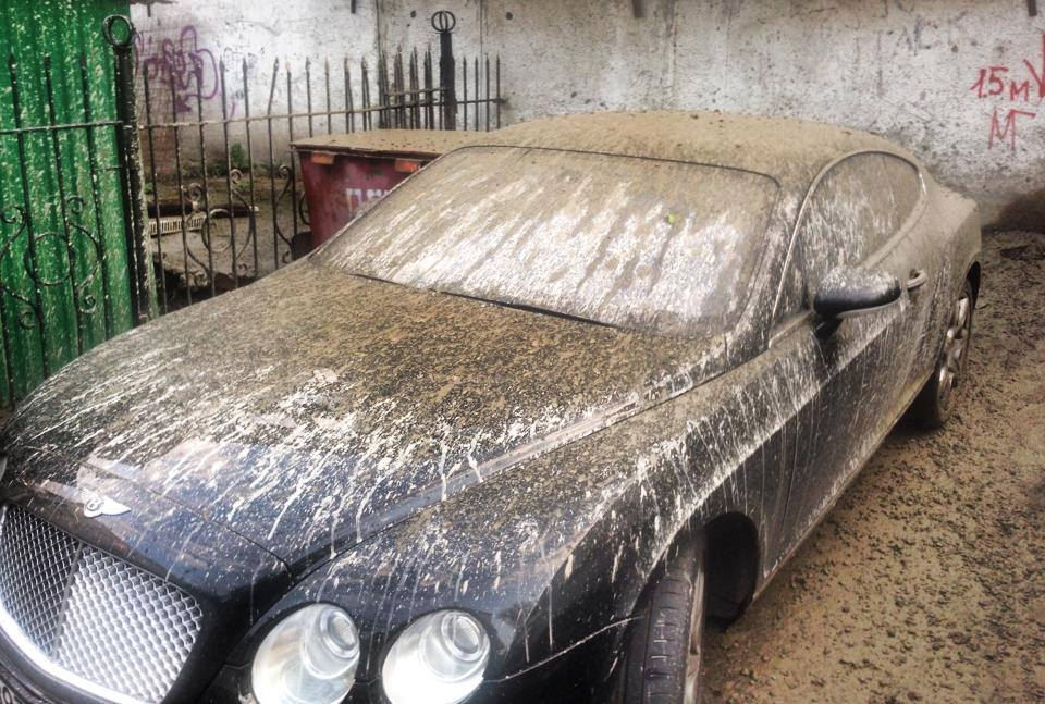 В Москве из-за ошибки строителей 7 тонн бетона вылили на Bentley