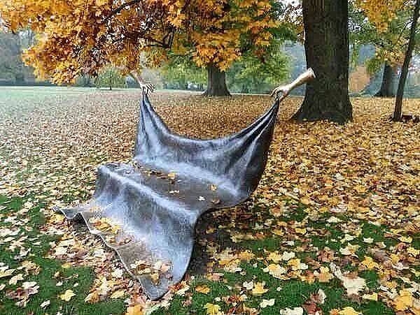 Оригинальная скамейка в парке