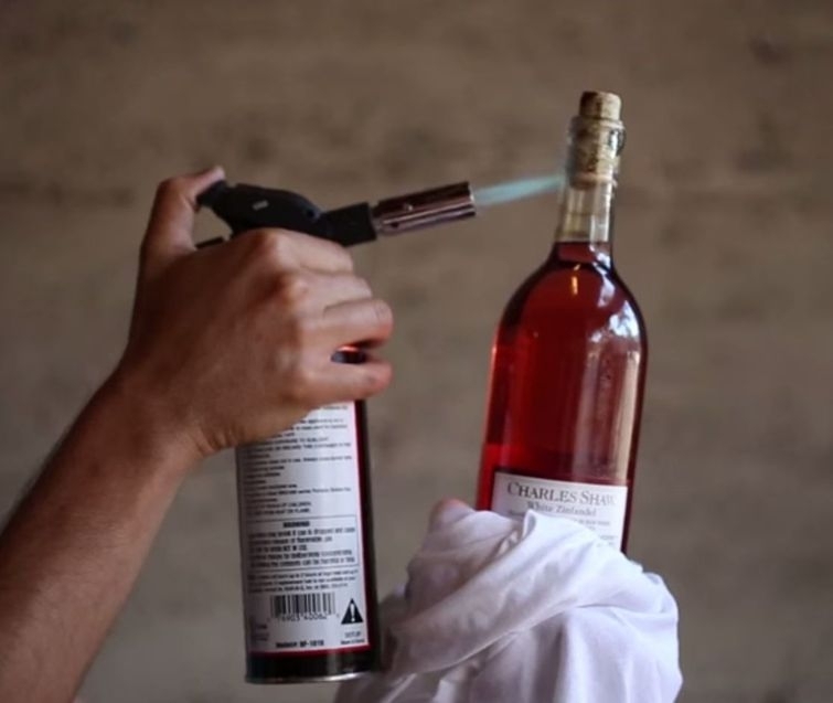 10 необычных способов, которыми можно открыть бутылку вина без штопора