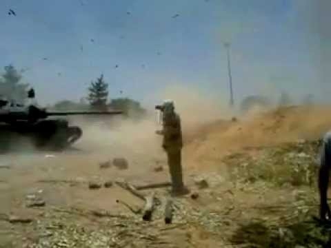 Бои в Ливии (2011 г.) Взрыв снаряда в танке Т-55