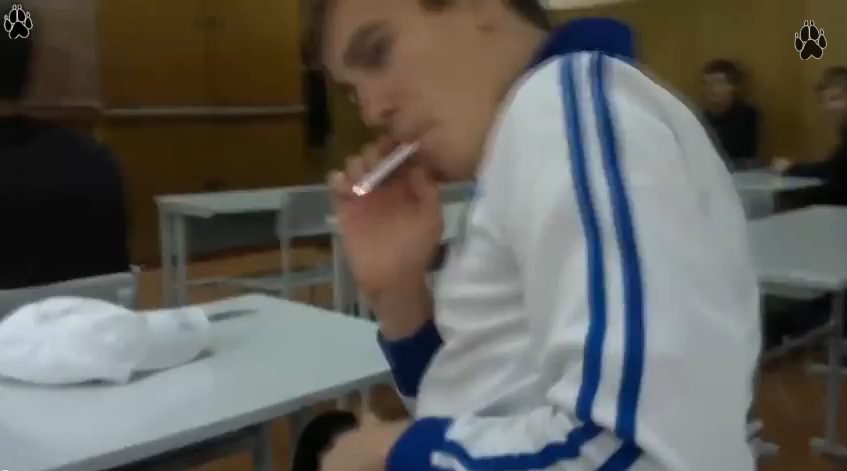 Пацан курит на уроке в украинской школе 