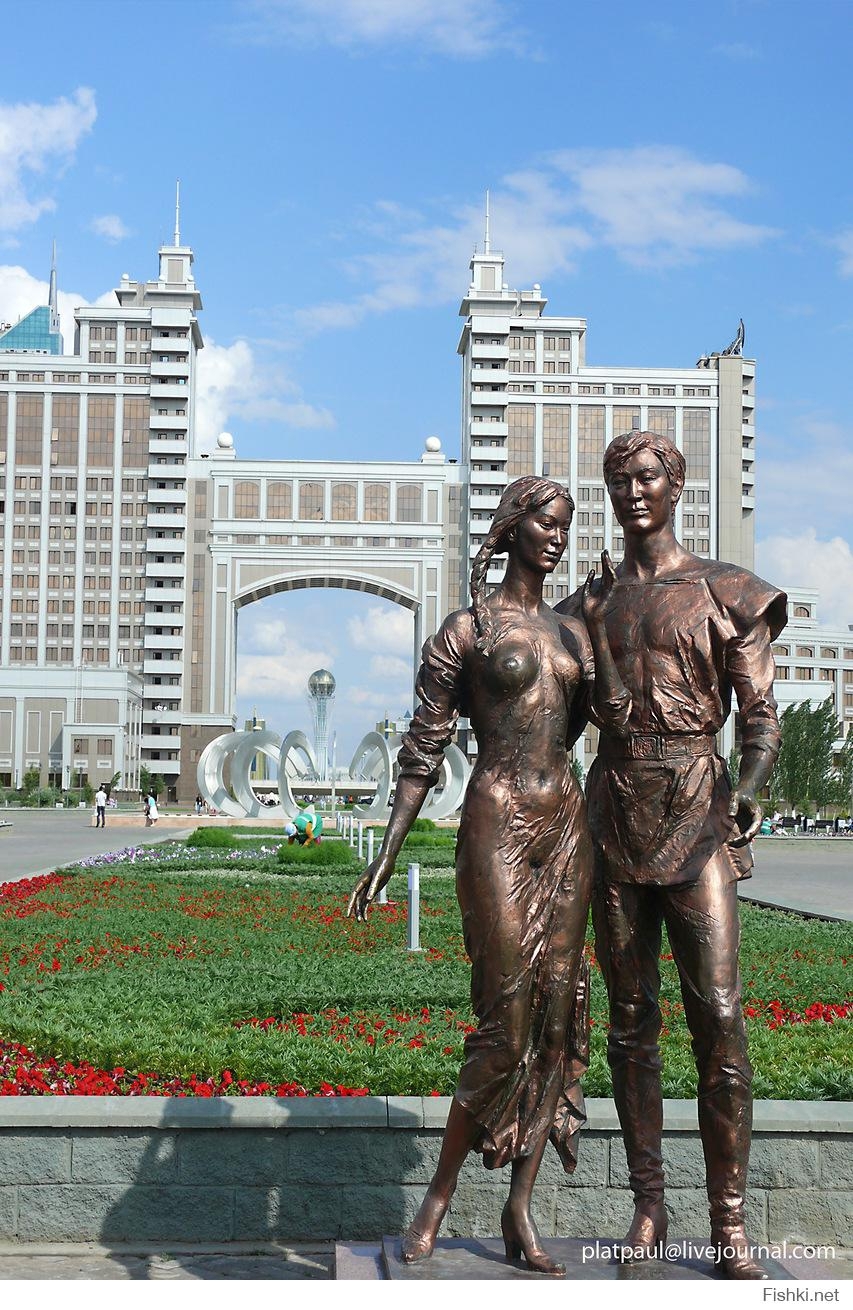 казахфильм, которому посвящена эта скульптура в Астане / Казахстан
