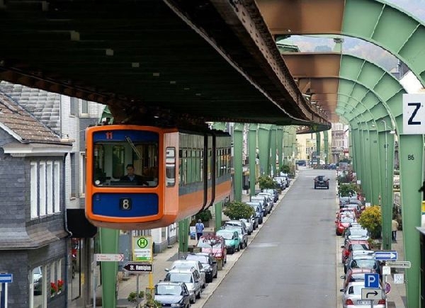 Вуппертальский (Германия) парящий трамвай - старейший монорельс в мире