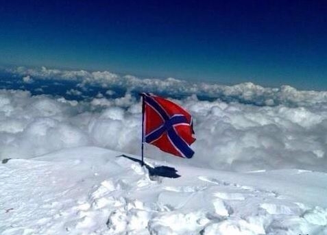 Воинское знамя Новороссии установили  на вершине Эльбруса