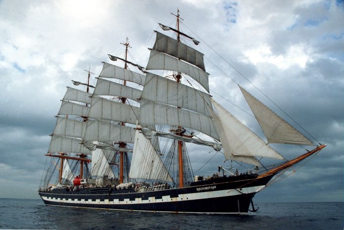 Корабль Крузенште́рн барк ( принимает всех желающих) 