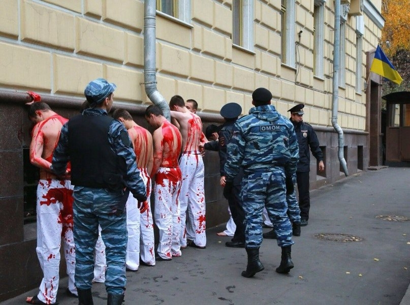 Около посольства Украины в Москве пролилась кровь