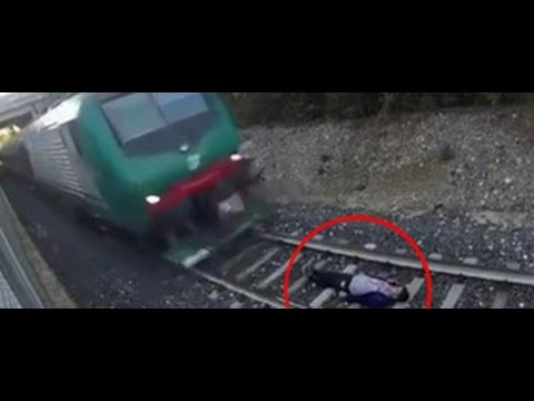 Подросток лег под несущийся поезд ради экстремального видео.