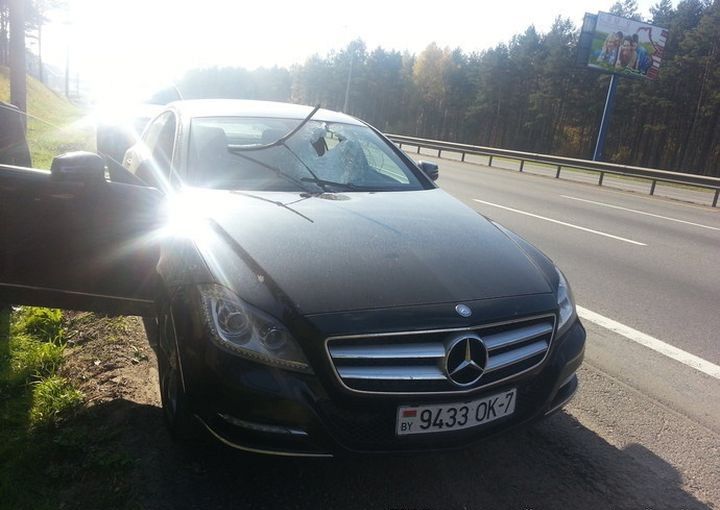 Полуметровый кусок трубы влетел в лобовое стекло Mercedes