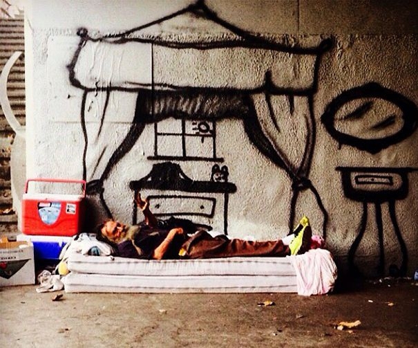 Граффити в виде воображаемых домов для бездомных