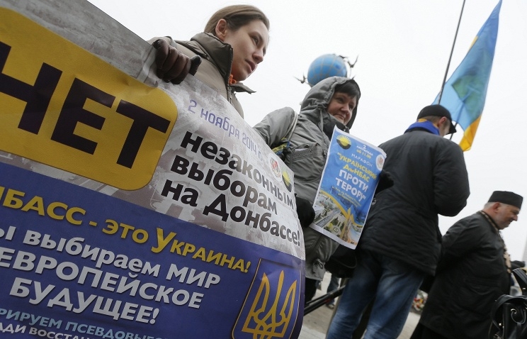 В Киеве прошел митинг против выборов в ДНР и ЛНР