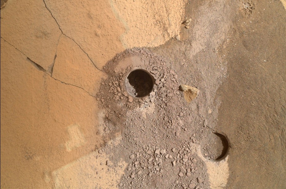  Марсоход Curiosity пробурил подножие горы