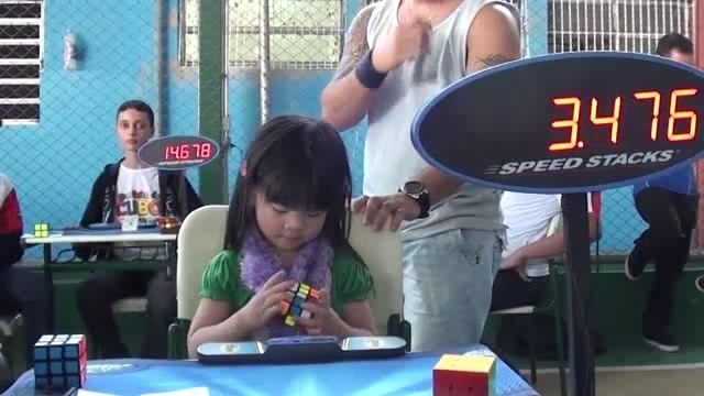 3-х летняя девочка собирает кубик Рубика за минуту