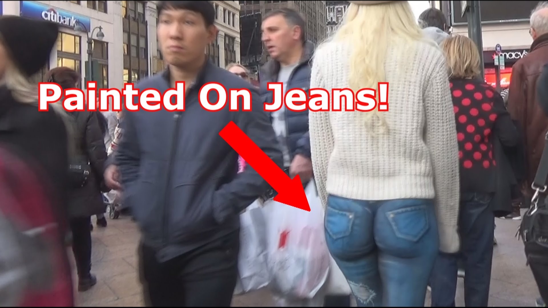Модель прогулялась по Нью Йорку в нарисованных джинсах