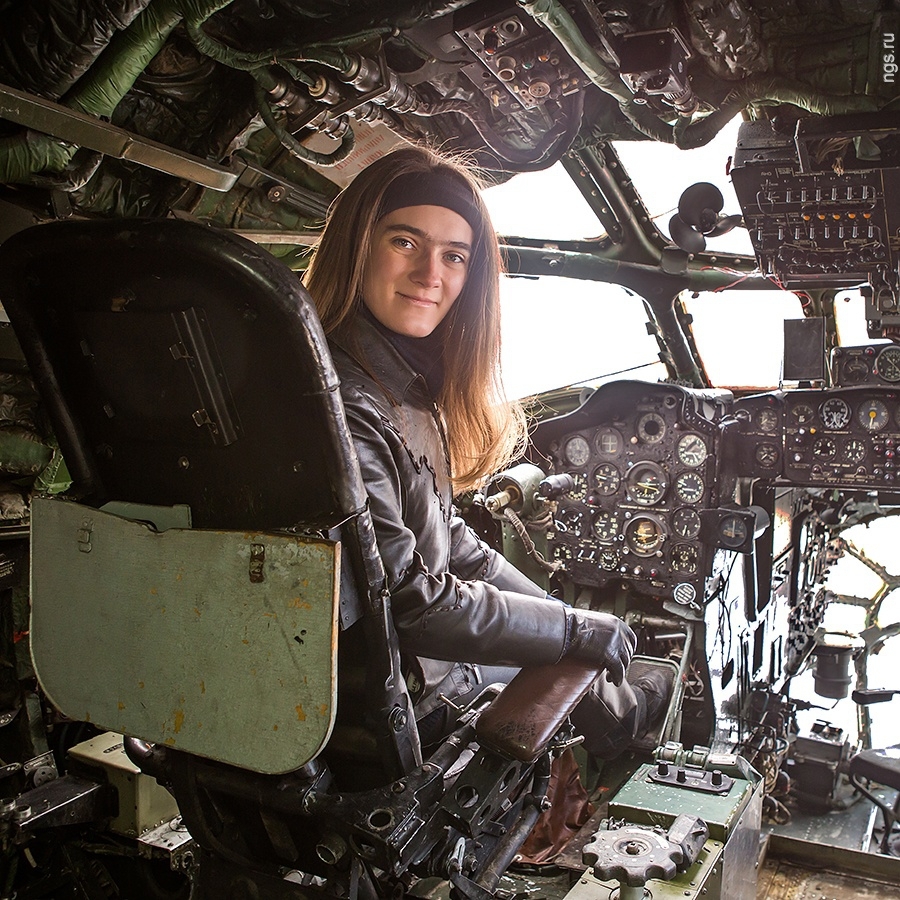 Хрупкая девушка в одиночку восстанавливает реактивный самолет Ту-104