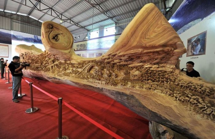 Огромная скульптура из дерева