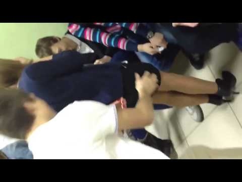 Однокласснице задрали юбку. 