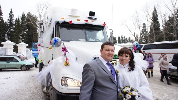 В Ревде жених-дальнобойщик повез невесту в загс на грузовике