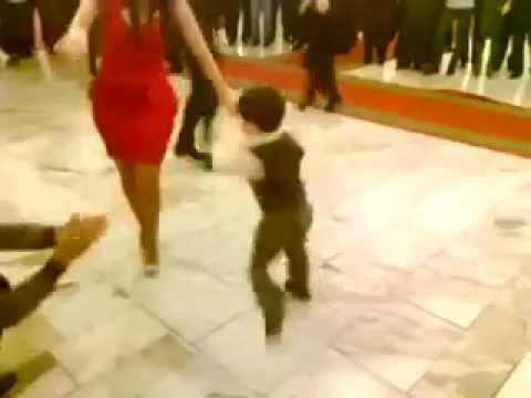 Кавказский мальчик классно танцует лезгинку с Красавицой 