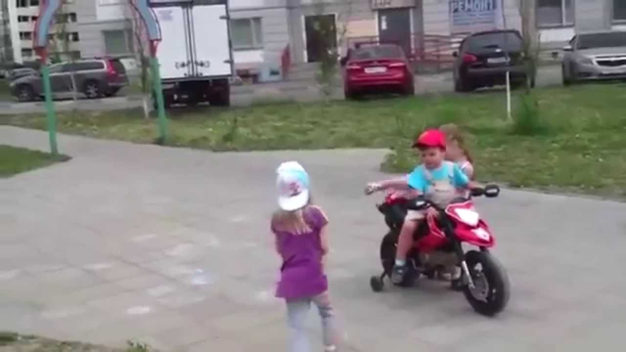 Мальчиков на мотоцикле, девочки любят всегда
