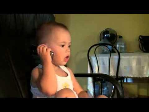 Малыш разговаривает по телефону