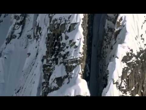 Лыжник спустился в вертикальную щель ущелья на Аляске