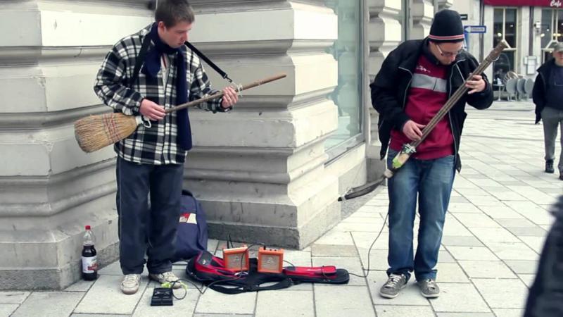 Уличные музыкaнты с гитaрaми собственной рaботы