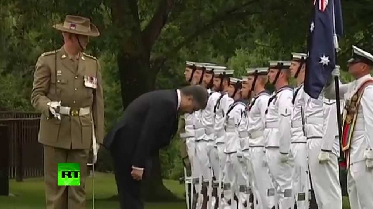 Что он там бармочет