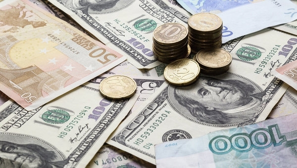 Доллар превысил 69 рублей, евро достиг 86 рублей