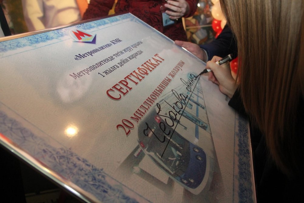 20-миллионному пассажиру метро Алматы подарили год бесплатных поездок