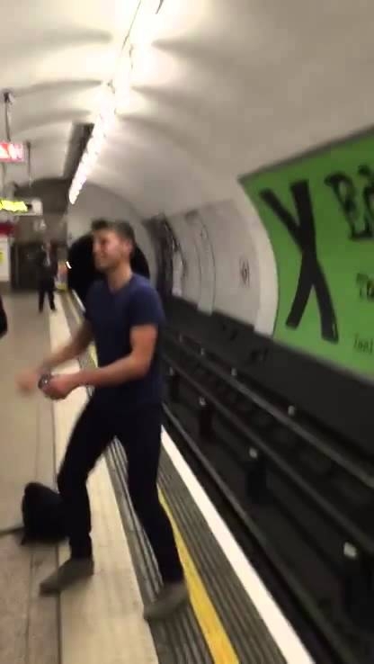 Лондонцы сыграли в воображаемый пинг понг в метро 