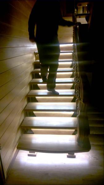 Умное освещение ступеней лестницы в доме