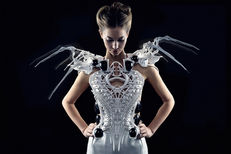 Это роботизированное платье атакует любого, кто приблизится к вам