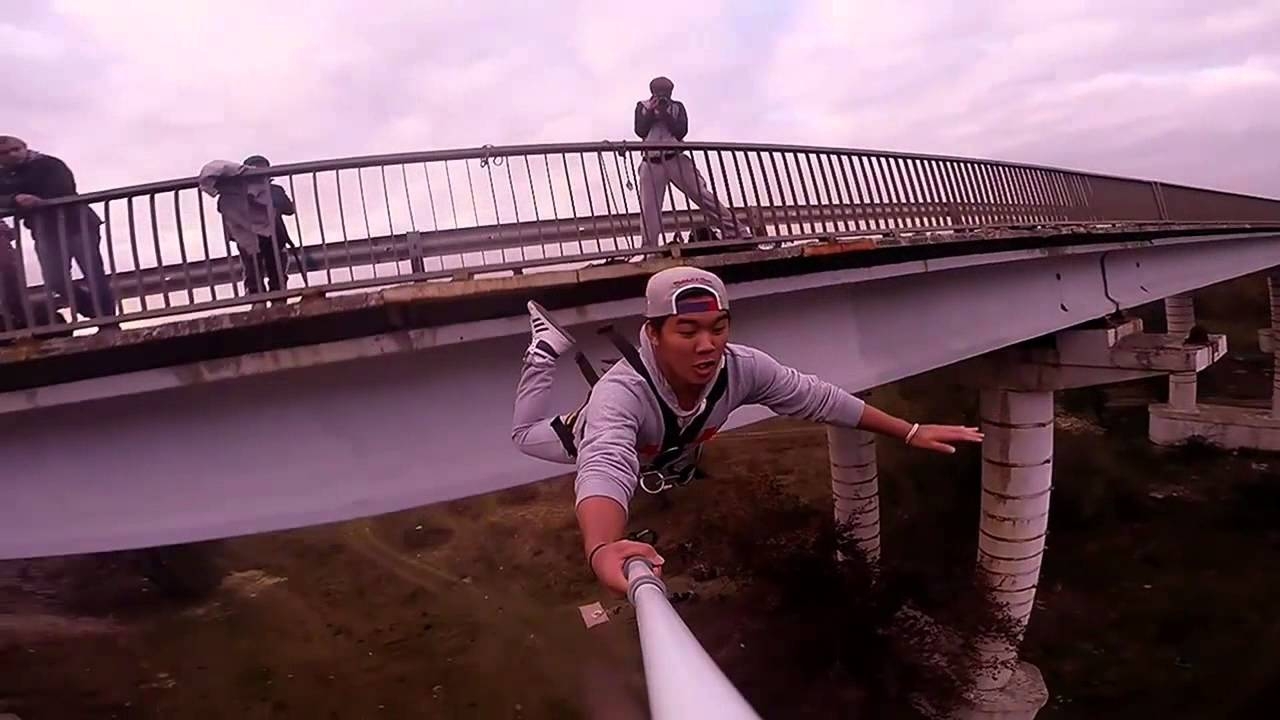 Китайские студенты прыгают с моста