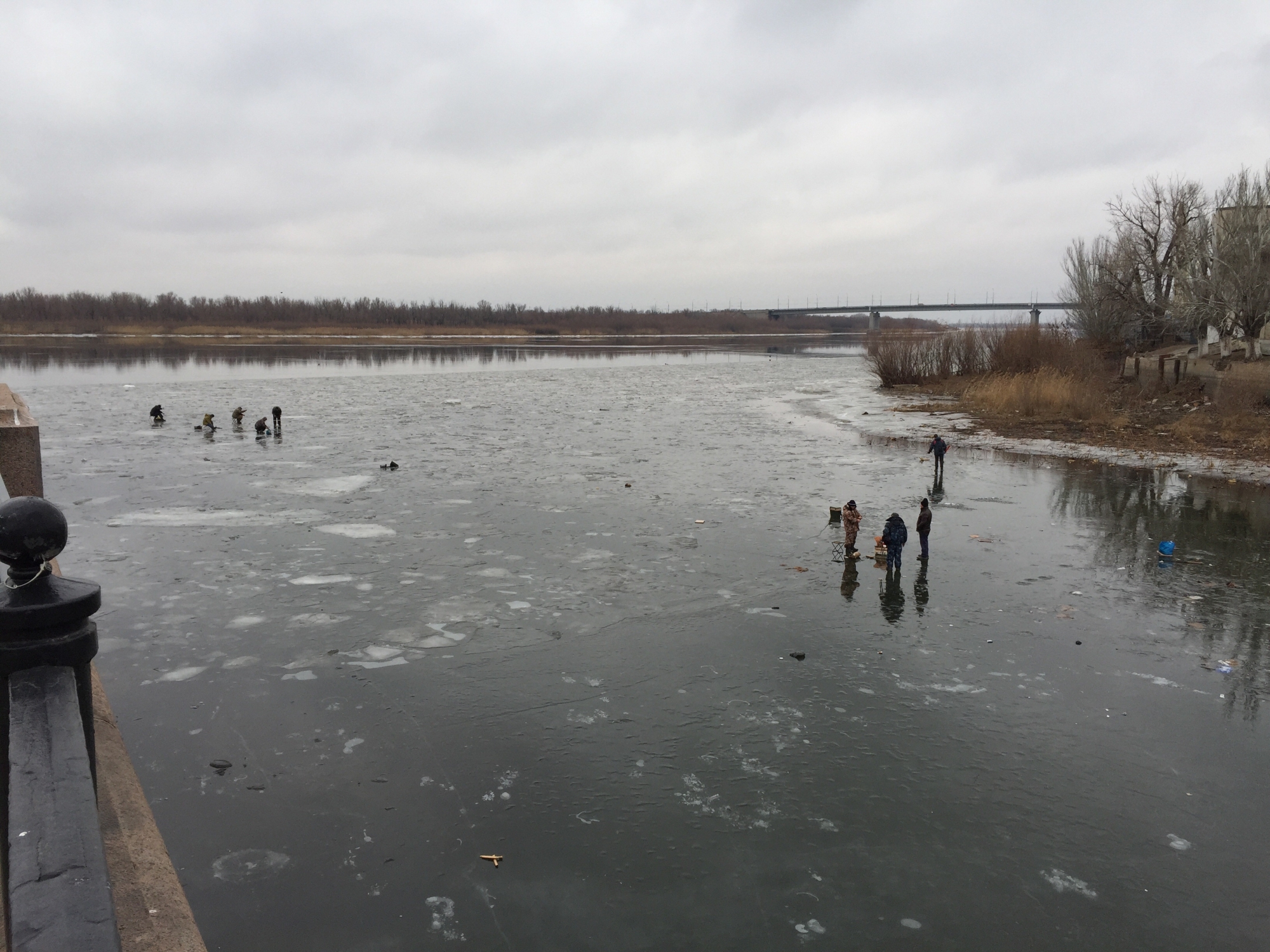 Зимняя рыбалка на тонком льду в Астрахани