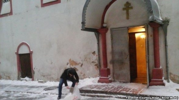 Мусульманская молодежь расчистила снег у христианского храма