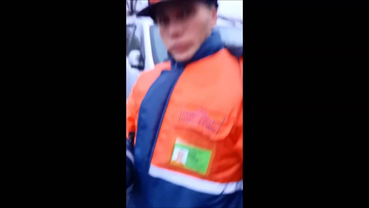 Киевский парковщик спускает колеса