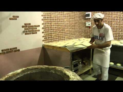 Как выпекают грузинский хлеб в каменной печи