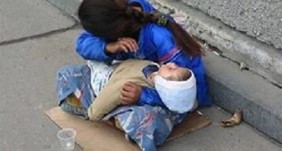 Почему спят дети на руках у попрошаек???