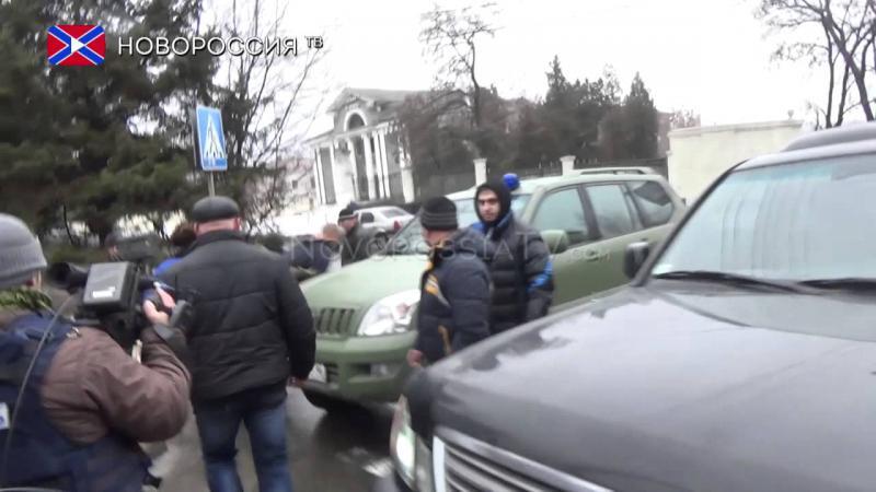 Жители Донецка проявили “любовь к киборгу”