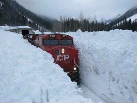 Уборка снега поездом - Красивое зрелище 