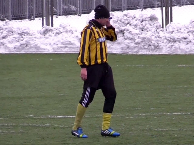 Украинский футболист звонил по телефону во прямо во время матча