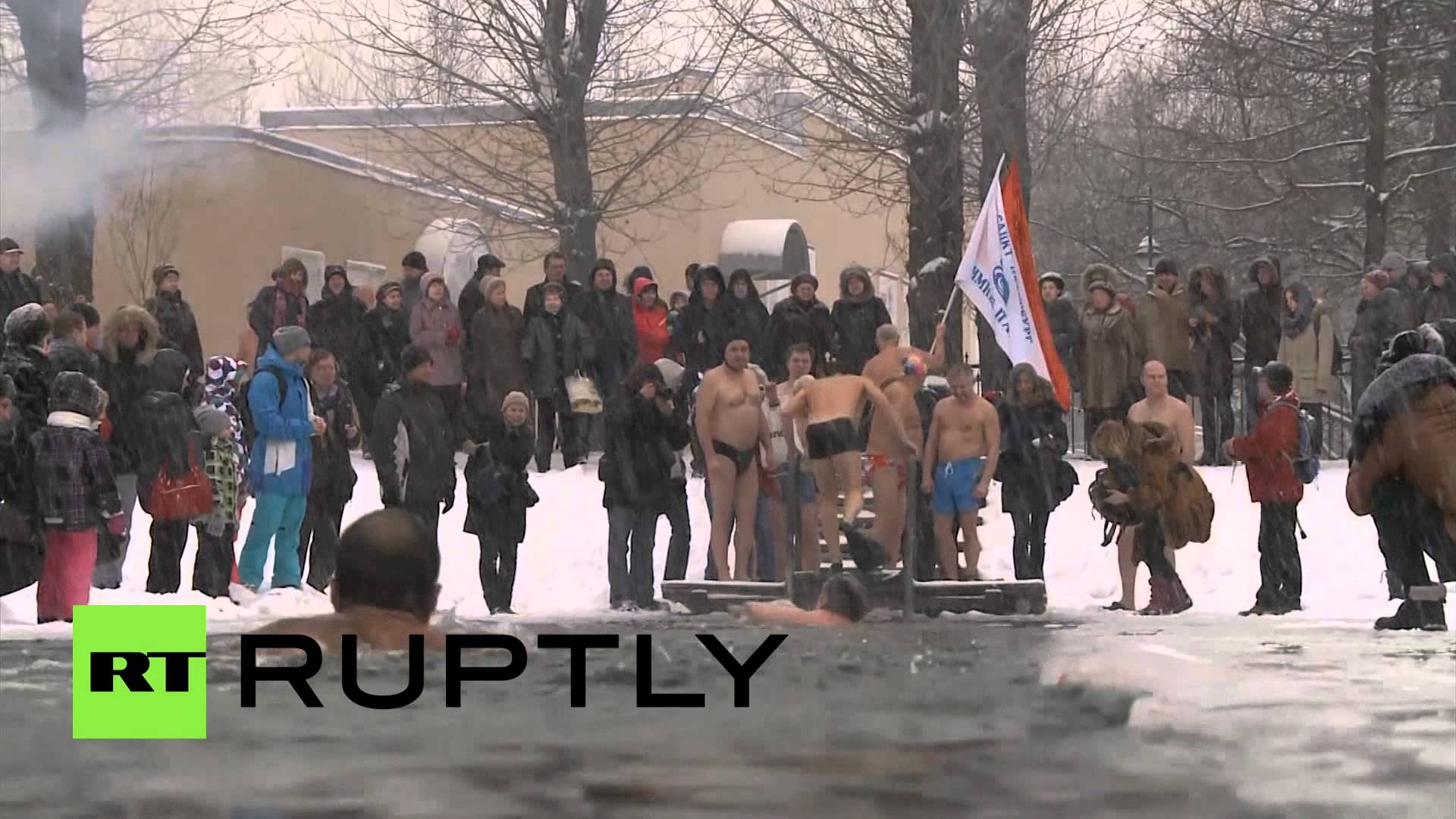 В Санкт-Петербурге моржи-блокадники устроили купания в Неве  