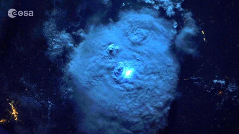 Молниеносное фото с МКС. Неземная красота вполне земных явлений