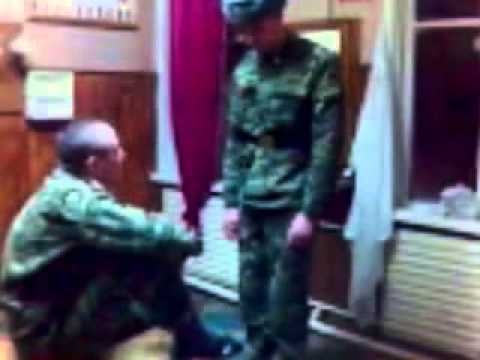 	    Армейский дедушка воспитывает молодого бойца 
