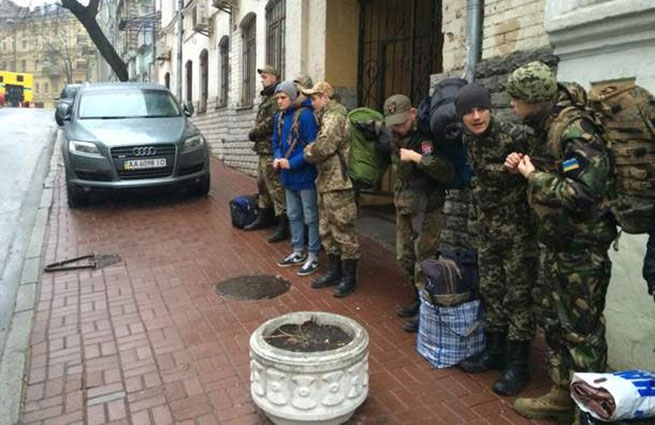 Киев готовится бросить в зону конфликта батальоны 16-летних