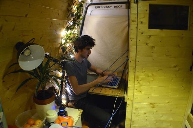 Молодой инженер сделал из минивэна квартиру для путешествий по Европе