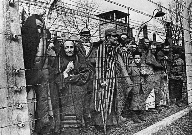 Поляки жжгут - заперли еврея в Освенциме