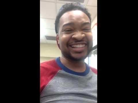 Как охранник реагирует на черного парня в магазине